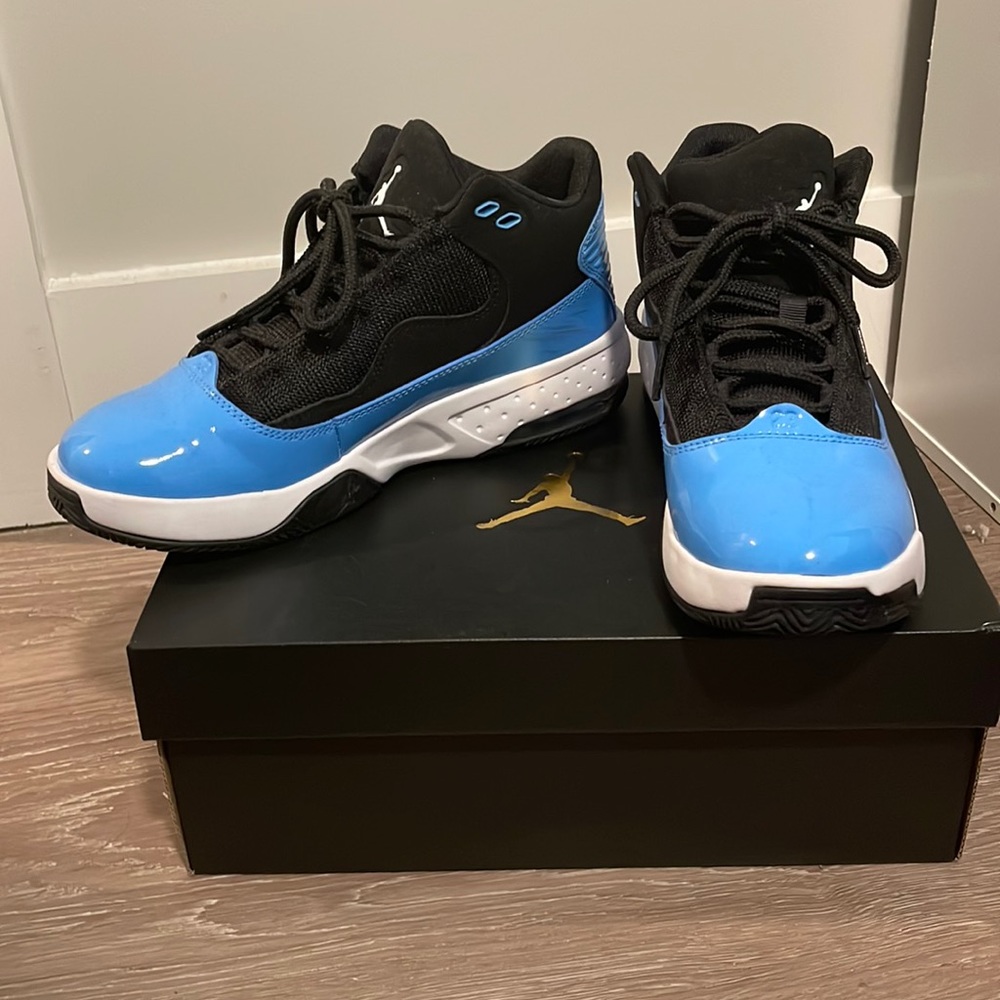 6.5Y Jordan Max Aura Shoes